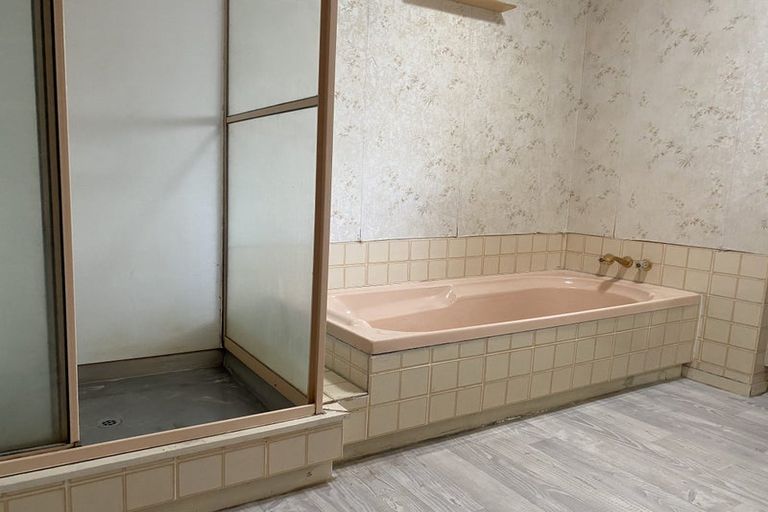 Photo of property in 227 Edmonton Road, Te Atatu South, Auckland, 0610