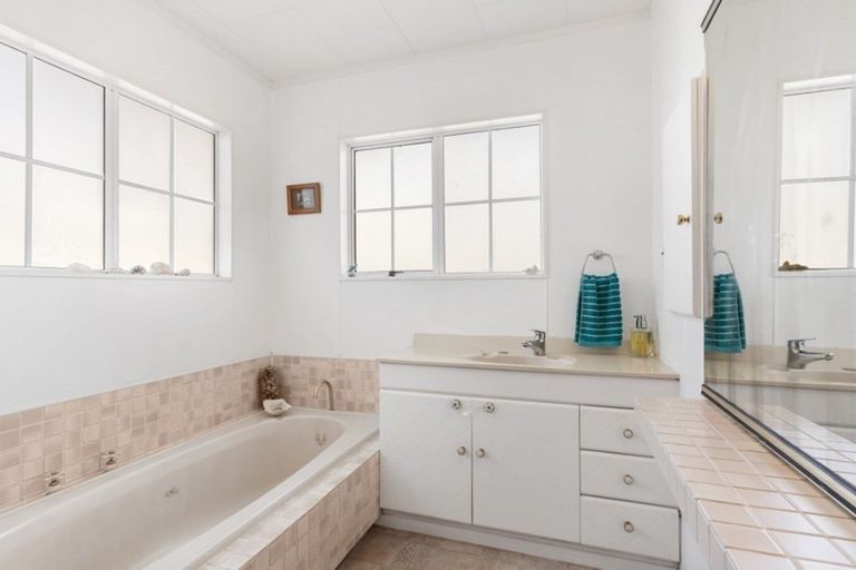 Photo of property in 138 Moana Anu Anu Avenue, Whangamata, 3620