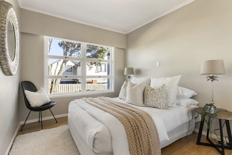 Photo of property in 3/166 East Coast Road, Forrest Hill, Auckland, 0620