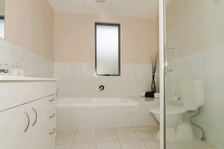 Photo of property in 25/3 Hulme Place, Henderson, Auckland, 0612