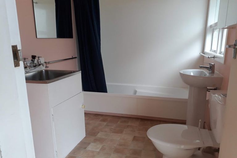 Photo of property in 2 Goddard Grove, Churton Park, Wellington, 6037