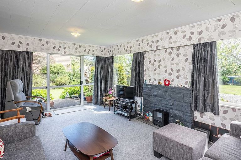 Photo of property in 22 Kaitawa Crescent, Paraparaumu, 5032