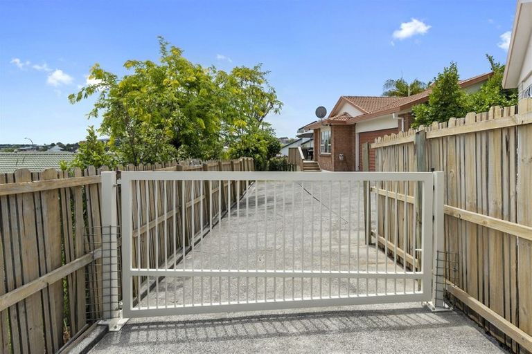Photo of property in 2/11 Mercury Lane, Windsor Park, Auckland, 0632