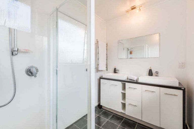 Photo of property in 16 Pankhurst Place, Sunnyvale, Auckland, 0612