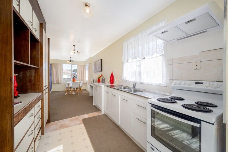 Photo of property in 90 Edgewater Drive, Pakuranga, Auckland, 2010