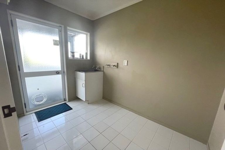 Photo of property in 1 Gosford Drive, Botany Downs, Auckland, 2010