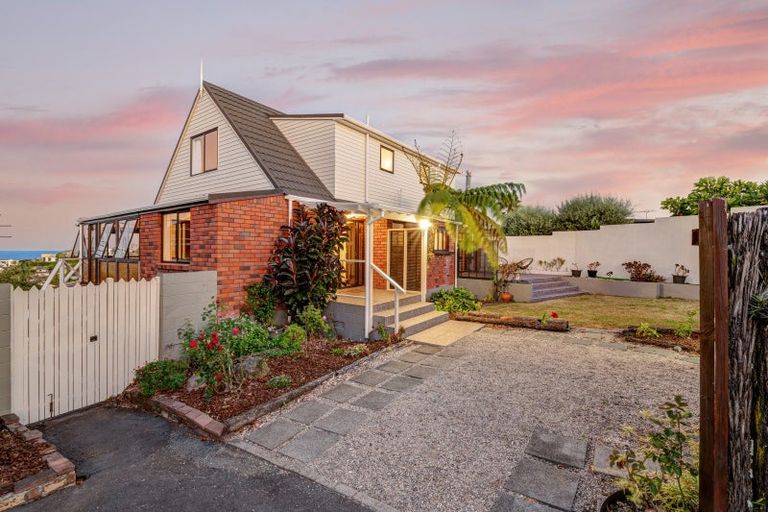 Photo of property in 15 Higham Ferrers Place, Red Beach, 0932