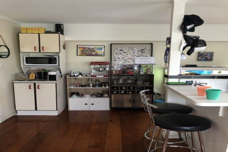 Photo of property in 125 Millbrook Road, Sunnyvale, Auckland, 0612