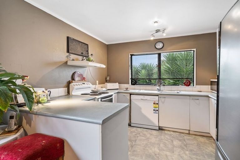 Photo of property in 22 Dungarvon Place, Clendon Park, Auckland, 2103