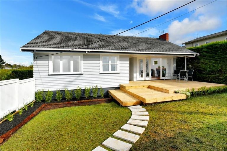 Photo of property in 2/284 East Coast Road, Forrest Hill, Auckland, 0620