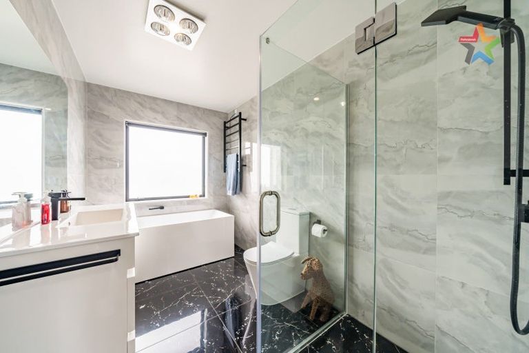 Photo of property in 6 Poto Road, Normandale, Lower Hutt, 5010