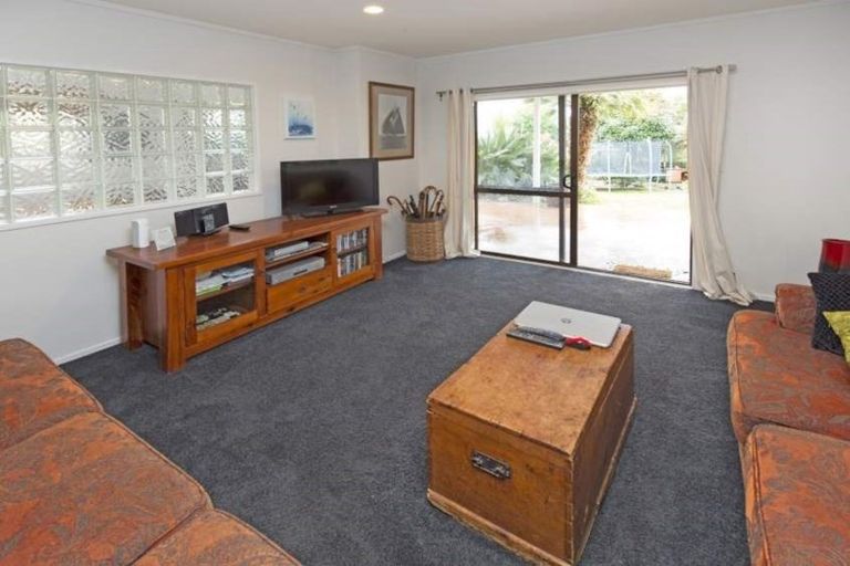 Photo of property in 1312 Whangaparaoa Road, Army Bay, Whangaparaoa, 0930
