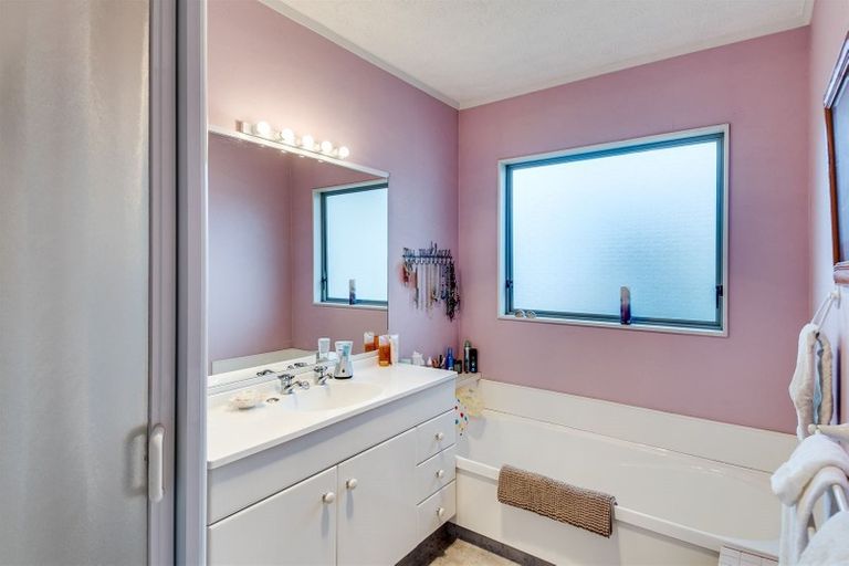 Photo of property in 21 Bucksburn Place, Greenmeadows, Napier, 4112