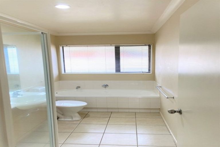 Photo of property in 16 Old Park Place, Takanini, 2112