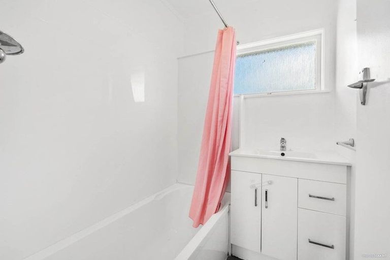 Photo of property in 2/31 Marcel Place, Glenfield, Auckland, 0629