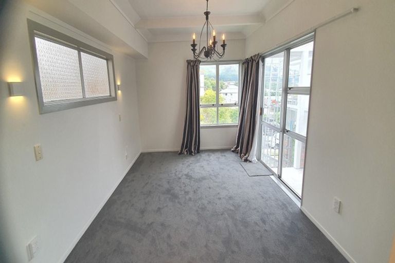 Photo of property in 37 Raroa Terrace, Tawa, Wellington, 5028