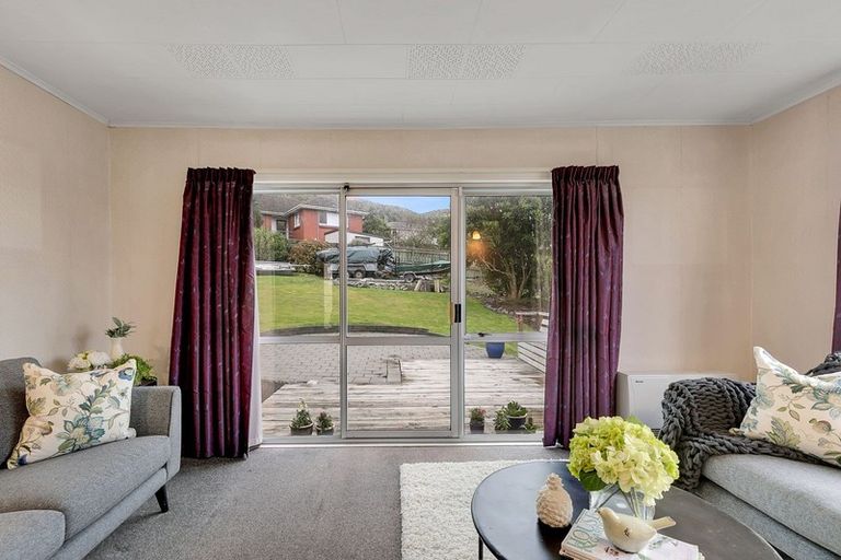 Photo of property in 5 Wakefield Terrace, Tawa, Wellington, 5028