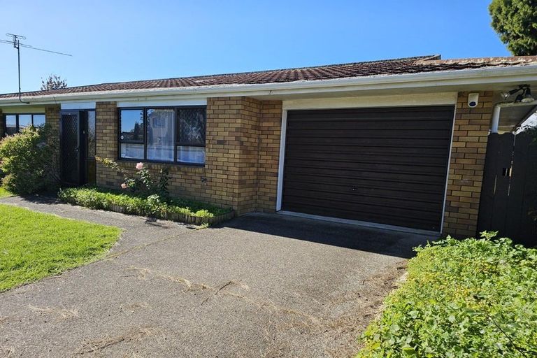 Photo of property in 1 Pinedale Place, Henderson, Auckland, 0610