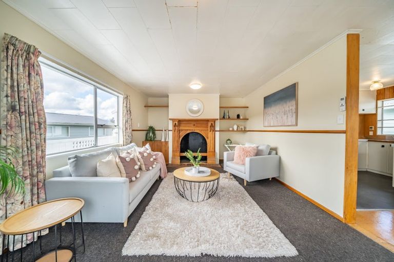 Photo of property in 31 Aniseed Grove, Timberlea, Upper Hutt, 5018