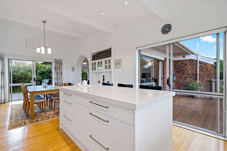 Photo of property in 17 Edgerton Road, Te Atatu Peninsula, Auckland, 0610