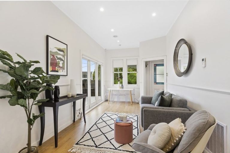 Photo of property in 8a Hungerford Road, Lyall Bay, Wellington, 6022