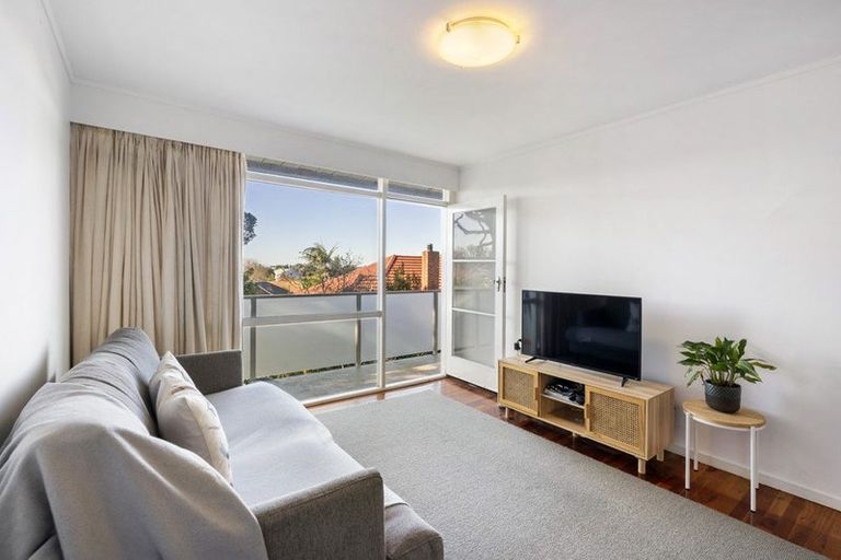 Photo of property in 5/77 Old Lake Road, Narrow Neck, Auckland, 0624