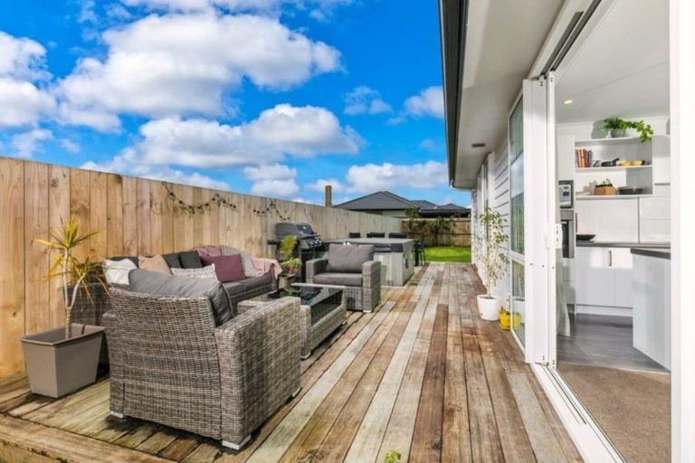 Photo of property in 5 Aporo Drive, Kumeu, 0810