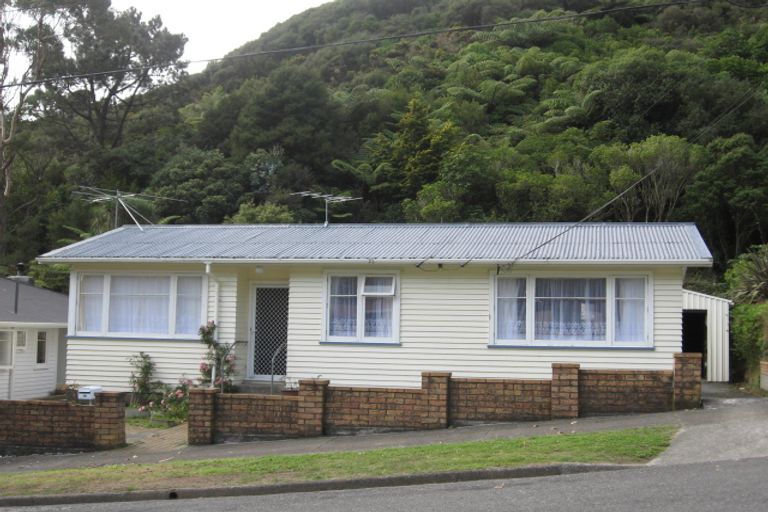 Photo of property in 18 Holmes Grove, Naenae, Lower Hutt, 5011