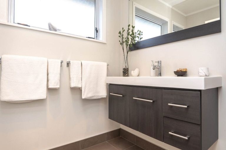 Photo of property in 2/52 Wallace Road, Papatoetoe, Auckland, 2025