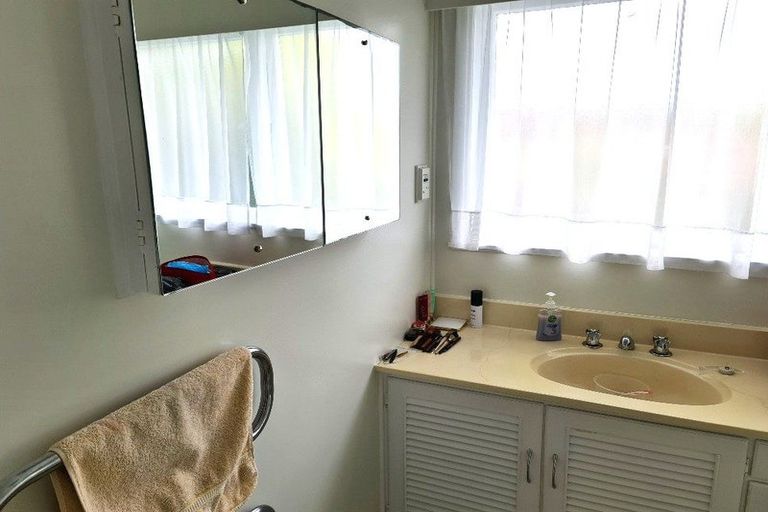 Photo of property in 125 Reeves Road, Pakuranga Heights, Auckland, 2010