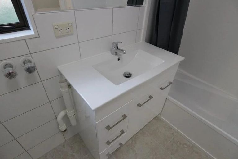 Photo of property in 17 St Catherine Crescent, West Harbour, Auckland, 0618