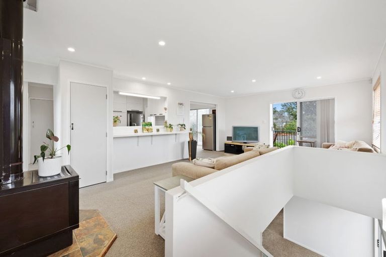 Photo of property in 18 Borrowdace Avenue, Botany Downs, Auckland, 2010