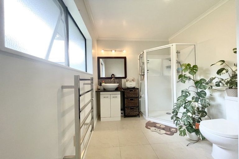 Photo of property in 17 Blethyn Place, Te Atatu South, Auckland, 0610