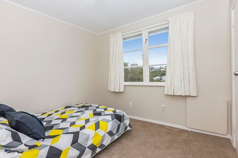 Photo of property in 135 Ruskin Road, Newlands, Wellington, 6037
