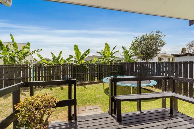 Photo of property in 2/2 Hatherley Place, Clendon Park, Auckland, 2103