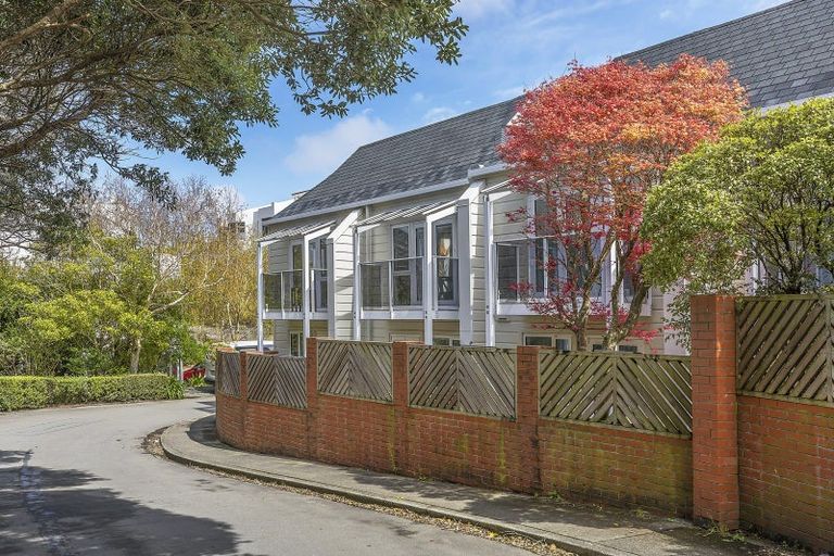 Photo of property in 16 Lawson Place, Mount Victoria, Wellington, 6011