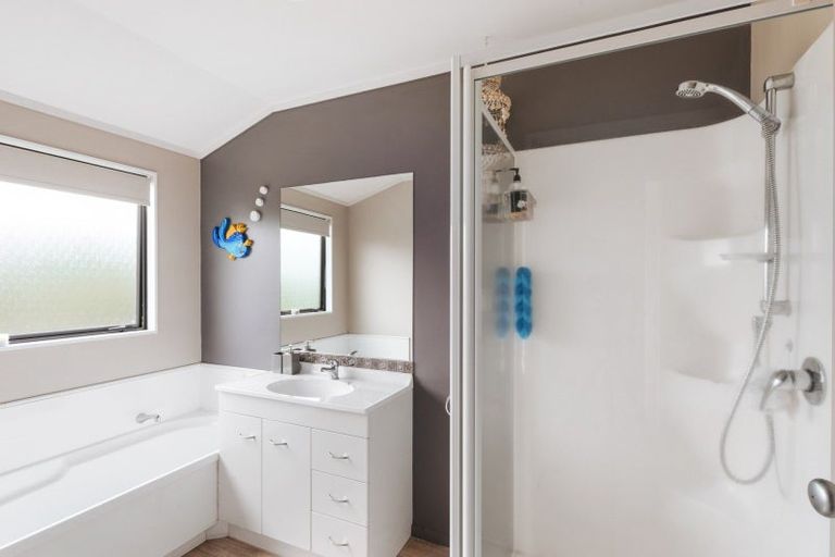 Photo of property in 76 Dalton Drive, Papamoa Beach, Papamoa, 3118