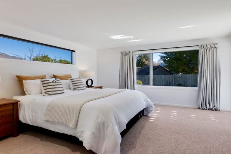 Photo of property in 5 Cedar Drive, Kelvin Heights, Queenstown, 9300