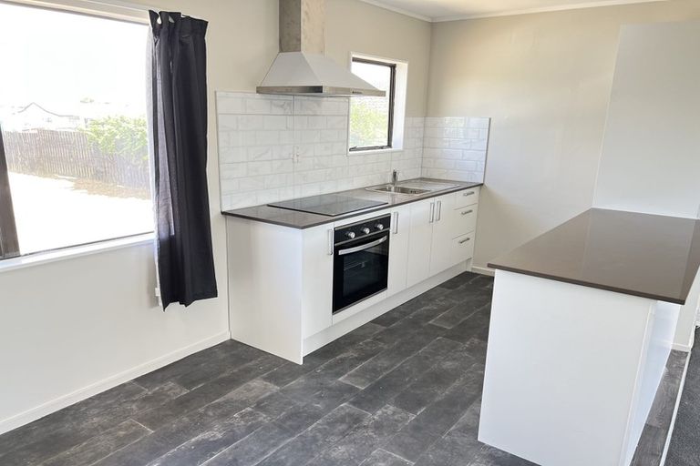 Photo of property in 2/11 De Bloge Place, Clendon Park, Auckland, 2103