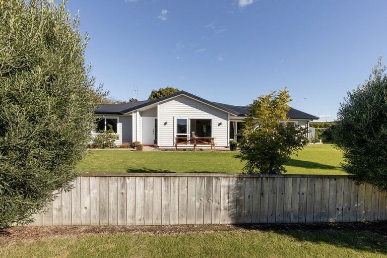 Photo of property in 2 Mckenna Lane, Omokoroa, 3114