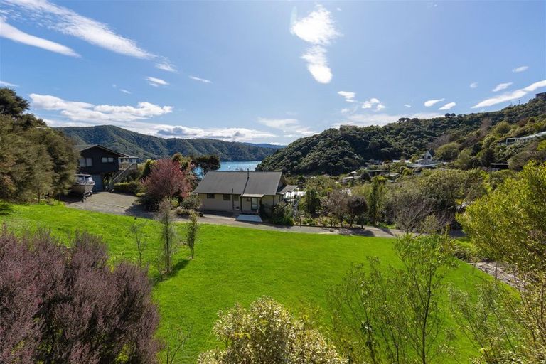 Photo of property in 19 Amelia Crescent, Waikawa, Picton, 7220
