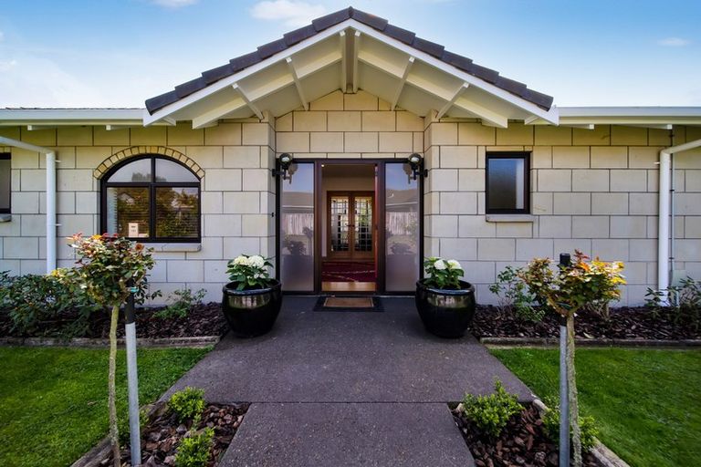 Photo of property in 10 Kinross Drive, Merrilands, New Plymouth, 4312