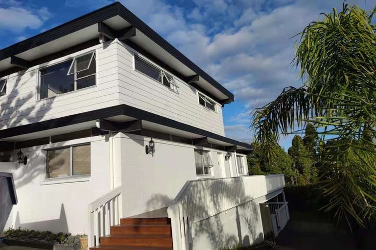 Photo of property in 60 Chelsea View Drive, Chatswood, Auckland, 0626