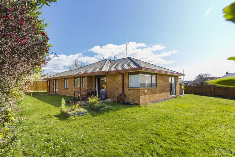 Photo of property in 23 Greenwood Place, Fitzherbert, Palmerston North, 4410