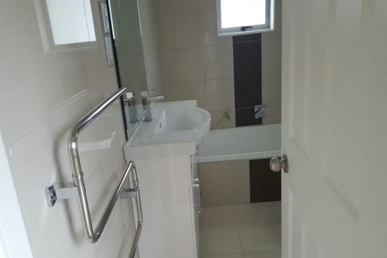 Photo of property in 13 Thomas Rea Place, Te Atatu South, Auckland, 0610