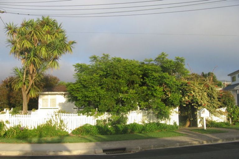 Photo of property in 1/12 Merton Avenue, Glenfield, Auckland, 0627