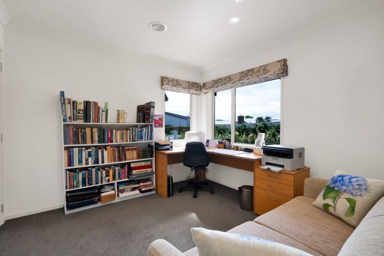 Photo of property in 7 Portland Drive, Highlands Park, New Plymouth, 4312