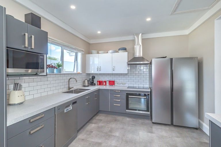 Photo of property in 56 Queenwood Road, Levin, 5510