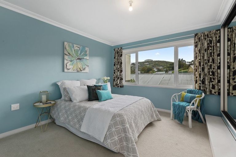 Photo of property in 207 Miromiro Road, Normandale, Lower Hutt, 5010