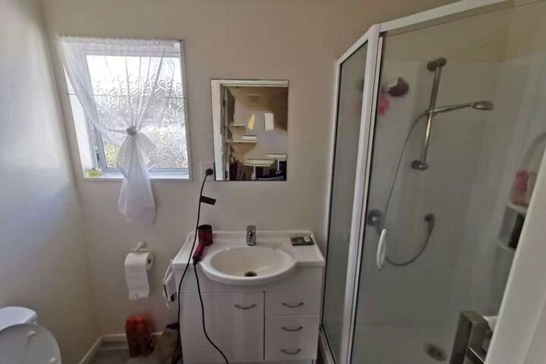 Photo of property in 80a Lynn Road, Bayview, Auckland, 0629